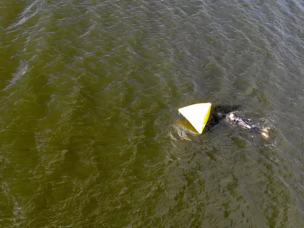 Luftbild zeigt einen Ironman-Triathlet beim Schwimmen um eine Boje im Vesijärvi-See bei Lahti, Finnland