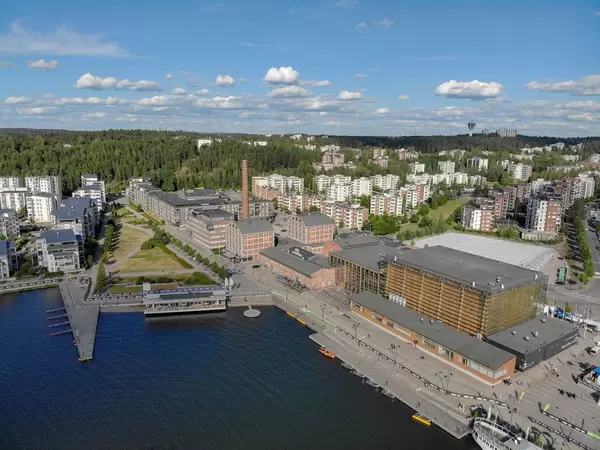 Luftbild zeigt einen Streckenabschnitt für die finnische Triathlonveranstaltung "Ironman 70.3" im Hafenviertel von Lahti