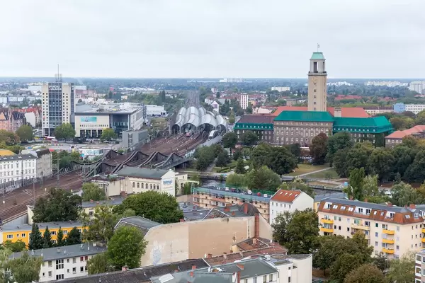 Luftbild zeigt Gesundheitsamt und Rathaus im Berliner Bezirk Spandau, neben dem dem S-Bahnhof und Berliner Mehrfamilienhäuser