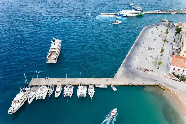 Luftbild zeigt Katamarane, Jachten und Sportboote am Anlegesteg von Dapia auf Spetses, Griechenland