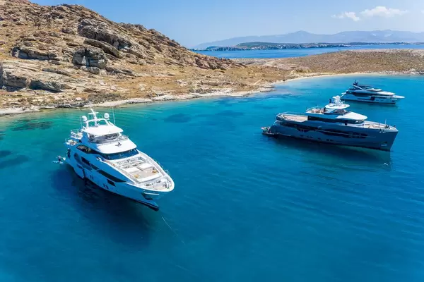 Luftbild zeigt luxuriöse Yachten auf dem blauen Meer in der Ägäis, am Kap Korakas auf Paros, Griechenland