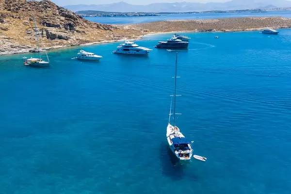 Luftbild zeigt teure Boote auf dem Mittelmeer, in einer Bucht zwischen Tourkou Ammos Strand und Monastiristrand vor der Insel Paros, Griechenland