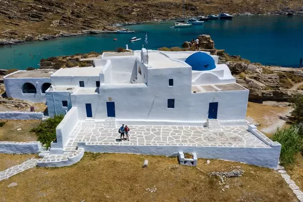 Luftbild zeigt Touristen vor dem Kloster Agios Ioannis Detis im Tal der Schmetterlinge und Naturpark von Paros