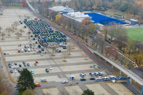 Luftbild zeigt Traktoren-Konvoi der Landwirte beim Bauernprotest gegen Umweltschutzmaßnahmen der Agrarpolitik