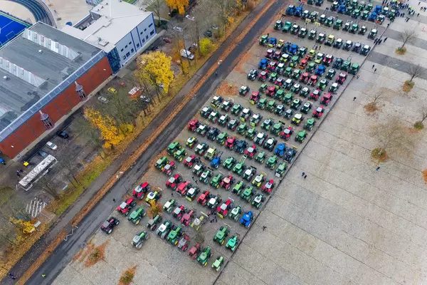Luftbild zeigt Traktorkonvoi am Remydamm in Dortmund - Protest der Landwirtschaft gegen neue Umwelt- und Klimaschutzpolitik