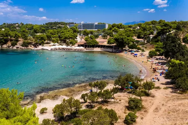 Luftbild zeigt Urlauber am Hinitsa Sandstrand mit gleichnamigem Restaurant, an der Küste von Ermionida, Griechenland