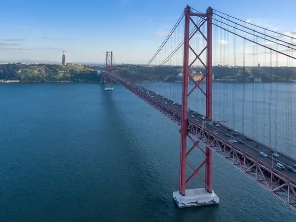 Luftbildaufnahme: Brücke des 25. April