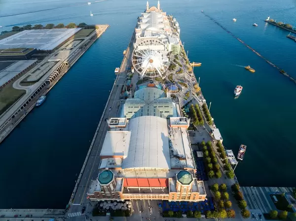 Luftbildaufnahme: Chicago Children's Museum und Navy Pier, Centennial Wheel und Amazing Chicago Funhouse Maze im Hintergrund