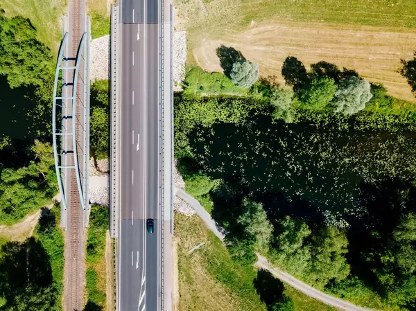 Luftbildaufnahme der Brücken über der Mulde bei Wallwitzhafen