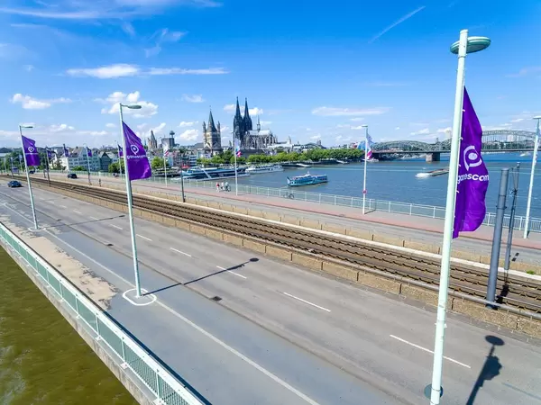 Luftbildaufnahme der Deutzer Brücke in Köln