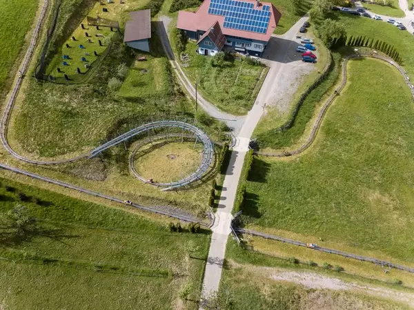 Luftbildaufnahme der Sommerrodelbahn Gutach