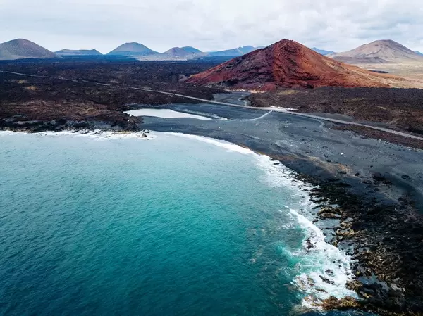 Luftbildaufnahme der unwirklich erscheinenden Landschaft in Yaiza, Spanien