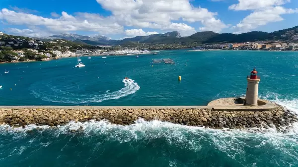 Luftbildaufnahme des Leuchtturms in Puerto de Andraitx, Mallorca