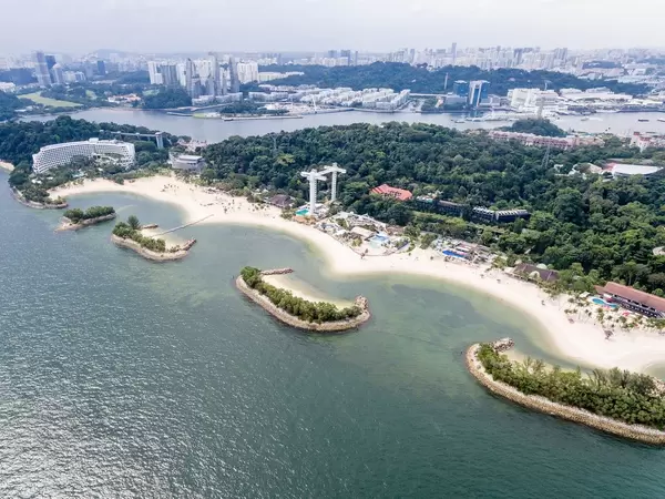 Luftbildaufnahme des Siloso Beach auf Sentosa Island