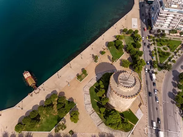 Luftbildaufnahme des Weißen Turms in Thessaloniki