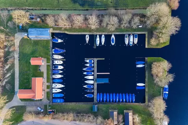 Luftbildaufnahme einer Bootsanlegestelle in Goingarijp, Niederlande