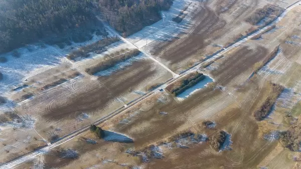 Luftbildaufnahme einer verschneiten ländlichen Straße
