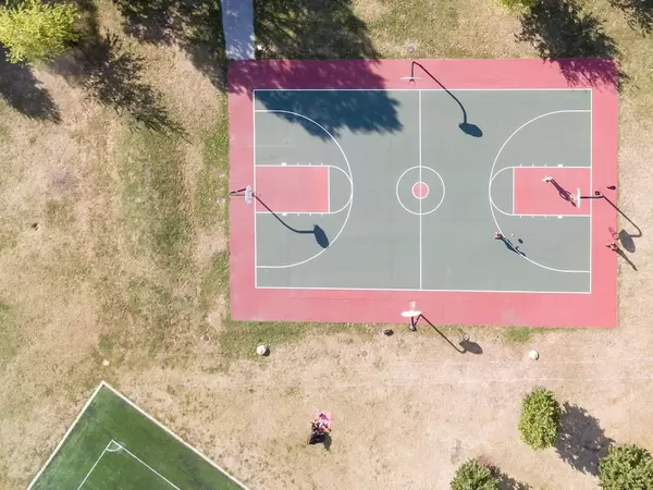 Luftbildaufnahme eines Basketballfeldes in der Nähe von Olsen-Hansen Row Houses