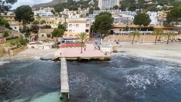 Luftbildaufnahme eines kleinen Bootsstegs in Peguera, Mallorca