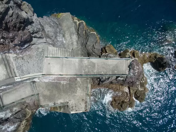 Luftbildaufnahme: Gefährliche Felsen am Wasser in Ponta do Sol auf Madeira
