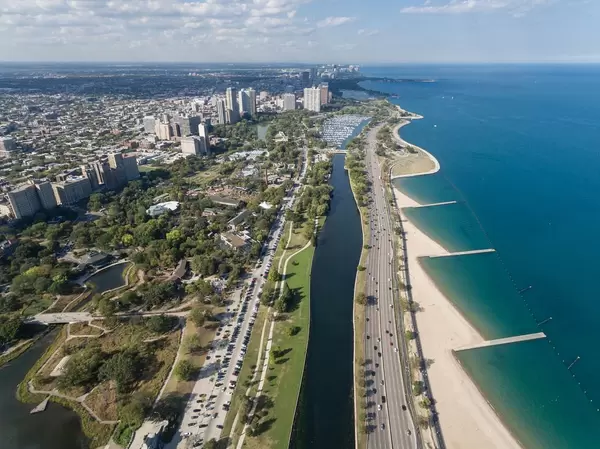 Luftbildaufnahme: Hochhäuser in Park West, South Lagoon, North Avenue Beach