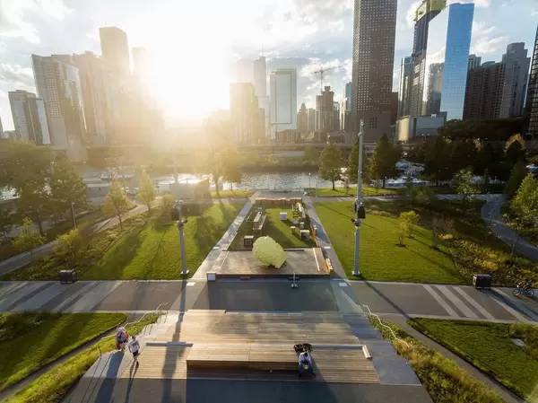 Luftbildaufnahme: Polk Bros Park City Stage, Chicago River und Hochhäuser im Hintergrund