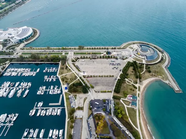 Luftbildaufnahme: Shedd Aquarium, Marina, Northerly Island und Adler Planetarium