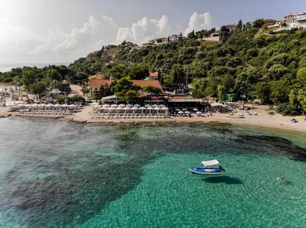 Luftbildaufnahme vom Strand in Afitos, Chalkidiki