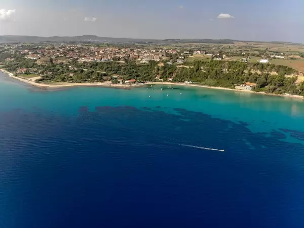 Luftbildaufnahme von Afitos mit einer weit entfernten Drohne