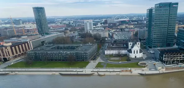 Luftbildaufnahme von überfluteten Uferflächen in Altstadt-Nord, Köln