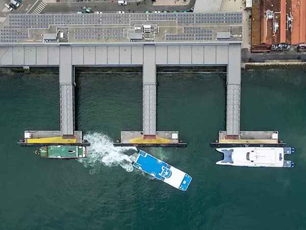 Luftbildaufnahme: Yachten legen ab in Lissabon