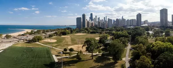 Luftbildpanorama: Lincoln Park South Fields und Golden Coast Hochhäuser im Hintergrund