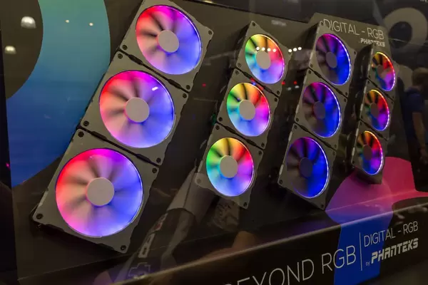 Lüfter mit Phanteks Digital-RGB LED-Strips