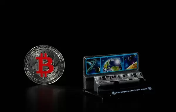 Luftfahrtkontrollzentrum und silberner Bitcoin auf schwarzem Hintergrund