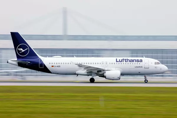 Lufthansa Airbus A320 Flugzeug startet vom Flughafen München, D-AIZD