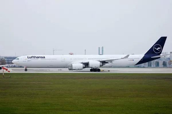 Lufthansa Airbus A340 Flugzeug am Flughafen München