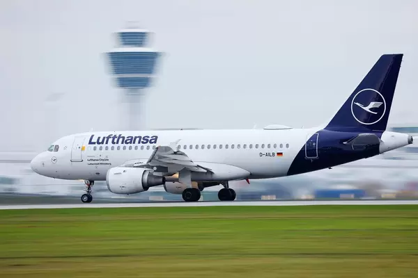 Lufthansa CityLine Airbus A319 Flugzeug startet vom Flughafen München, D-AILB