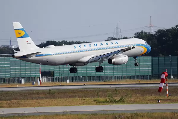 Lufthansa Retro Flugzeug startet