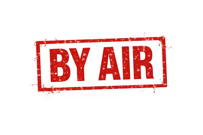 Luftpost By Air: Roten Stempel auf weißem Hintergrund