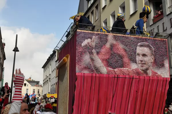Lukas Podolski am Rosenmontagszug 2012