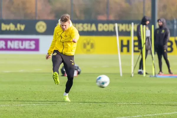 Lukasz Pisczcek in der Schusshaltung haut alles rein