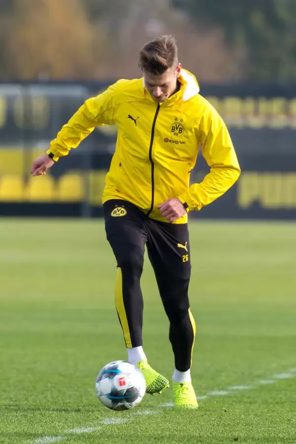 Lukasz Piszczek dribbelt konzentriert mit Ball die Linie entlang