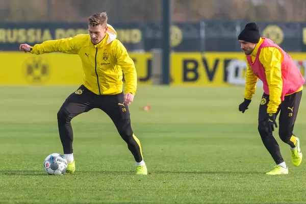 Lukasz Piszczek mit Ball attackiert von Marcel Schmelzer