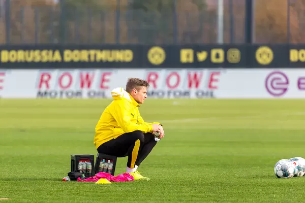 Lukasz Piszczek sitzt auf einer Wasserkiste und atmet kurz durch