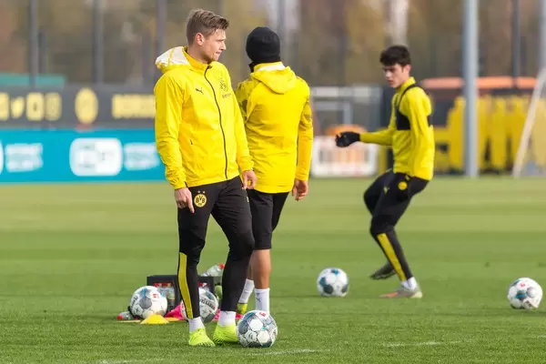 Lukasz Piszczek wartet auf das Signal vom Trainer für die Spielform