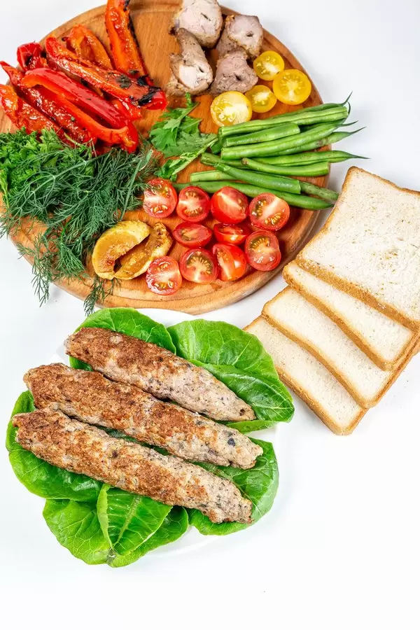 Lulia Kebab with fresh vegetables, grilled vegetables and slices of bread