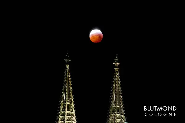 Lunar eclipse and blood moon over Cologne Cathedral with picture title "Blutmond Cologne"