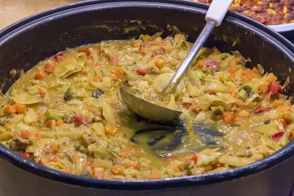 Lunch Vegaz - veganes Bio Thai Curry wird zum Probieren auf einer Messe zubereitet