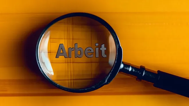 Lupe auf Arbeit - Symbolbild für Suchmaschinenoptimierung