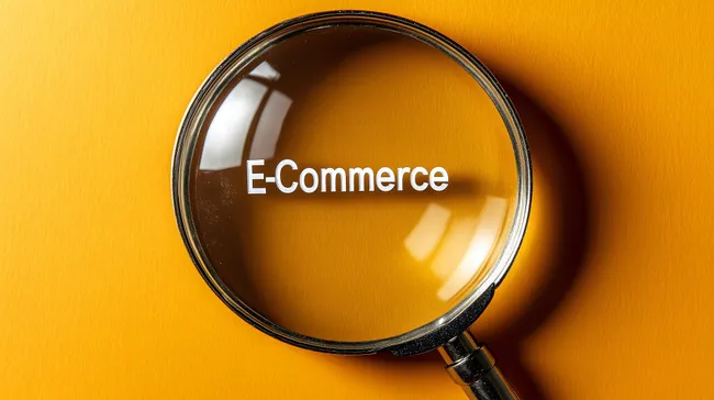 Lupe auf E-Commerce-Konzept in heller Umgebung